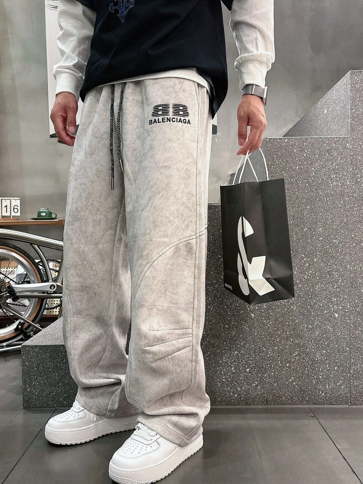 Balenciaga 🆕2026 Autumn and Winter New Arrival Casual Pants! The official website will be released simultaneously. Brand Classic LOGO casual pants, customized fabrics, excellent comfort and strong touch. Highly recognisable, perfect appearance and craftsmanship. Size:M-3XL